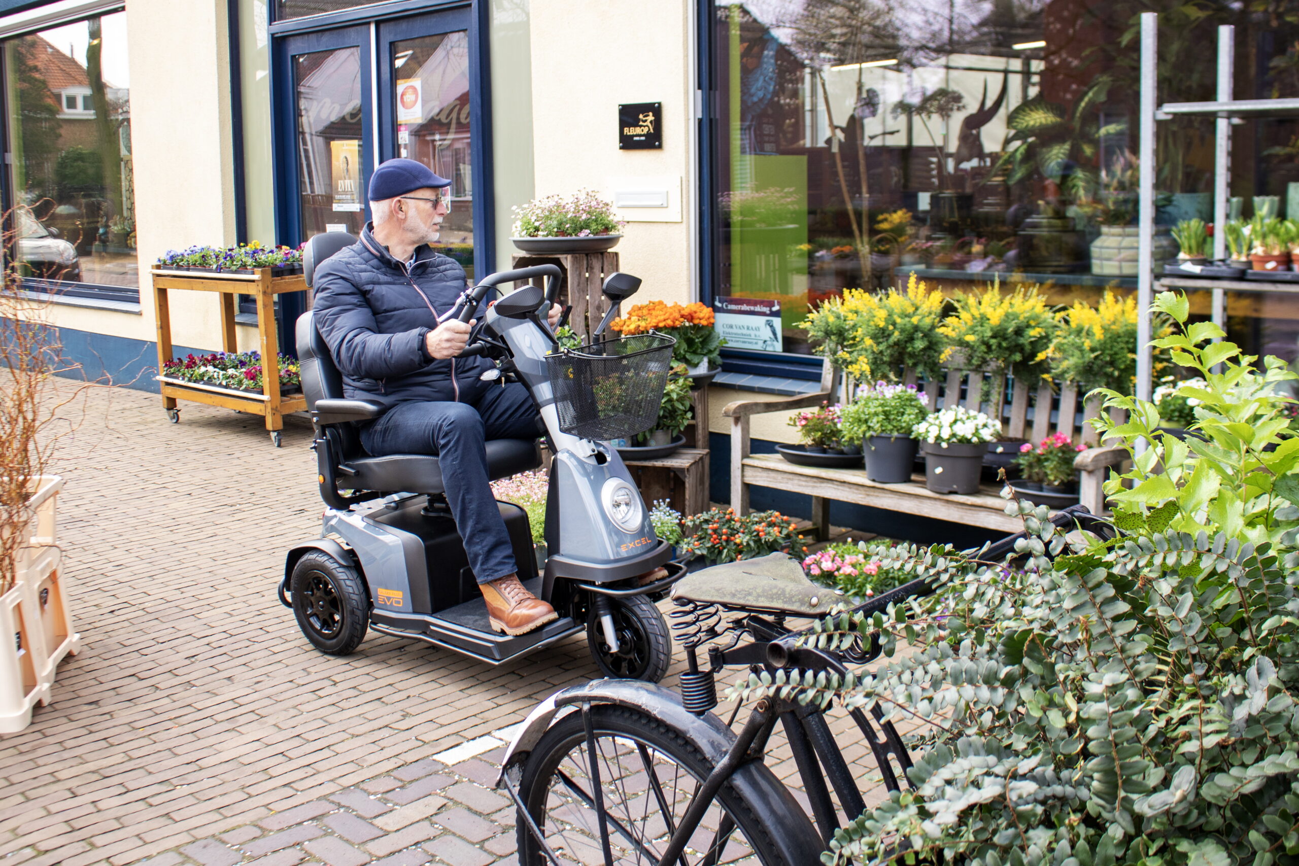 muž sedí na tříkolovém elektrickém skútru pro seniory