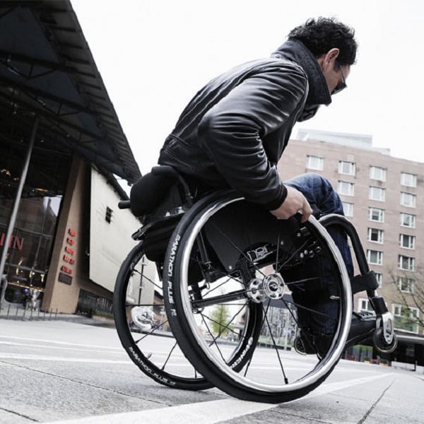 muž ve středních letech na aktivním mechanickém vozíku Offcarr.