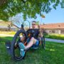 muž sedící na handbike Praschberger pod stromem v přírodě