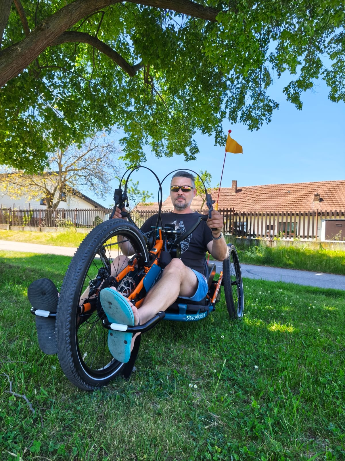 muž sedící na handbike Praschberger pod stromem v přírodě