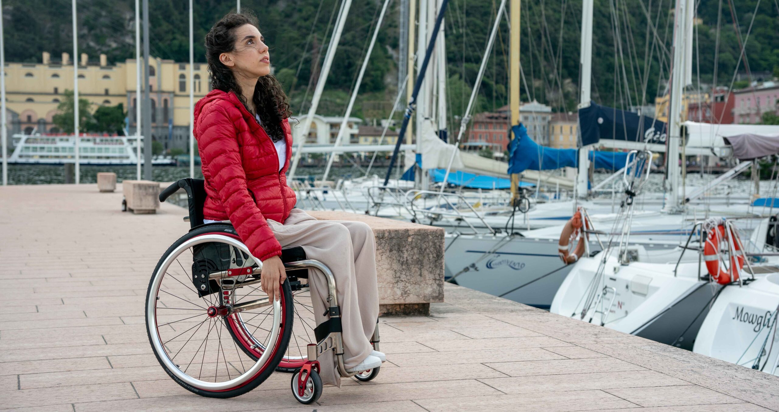 Žena na vozíku Offcarr v přístavu; vidět je celá postava i vozík